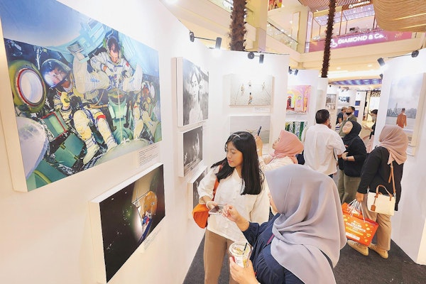 Visitors appreciate the exhibits and exchange ideas at the Changing Asia